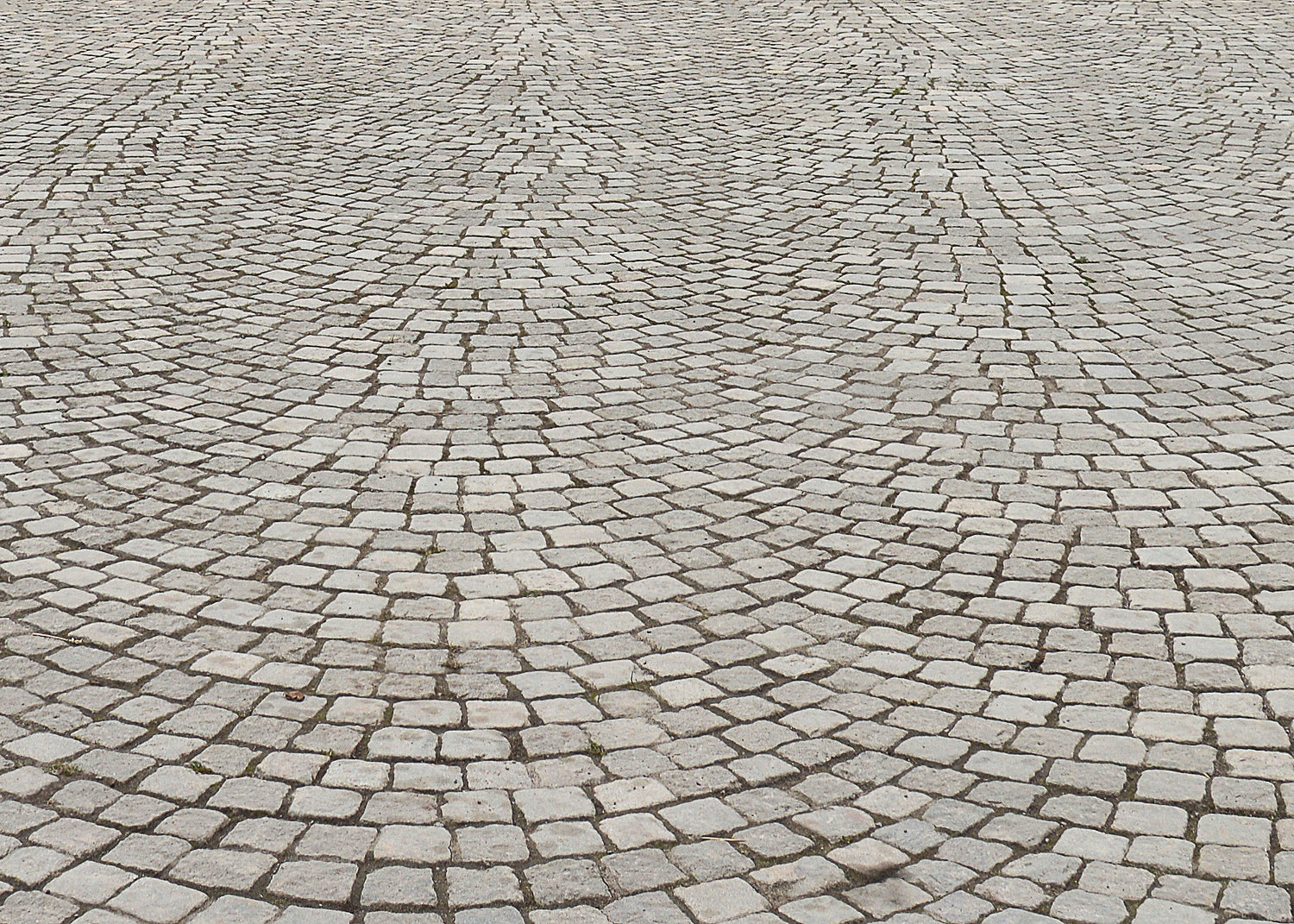 clean driveway made from stone sets after treatment with baticlean CR