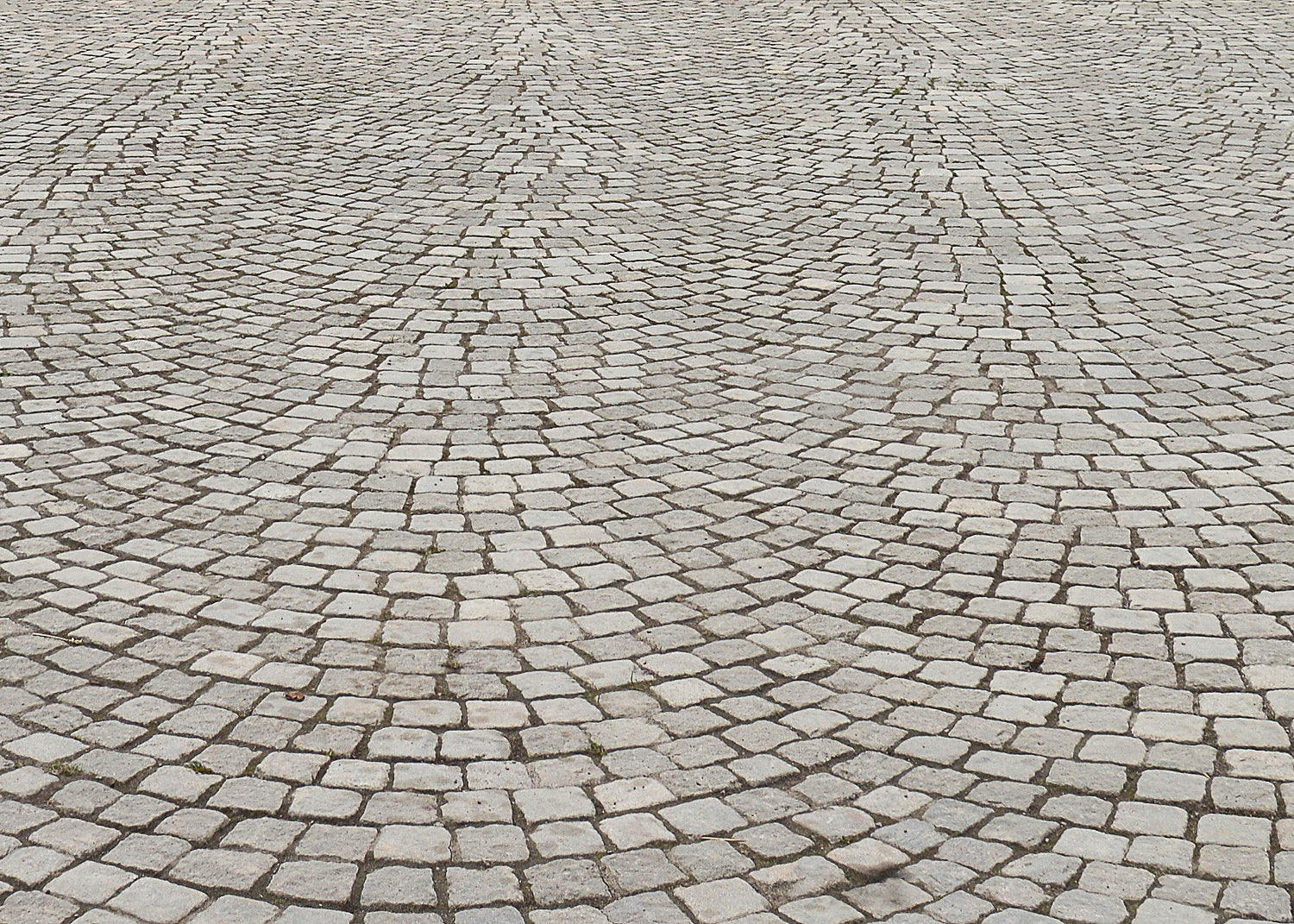 clean driveway made from stone sets after treatment with baticlean CR 