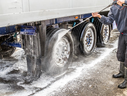 photo showing the cleaning of a commercial vehicle with carnet vehicle wash